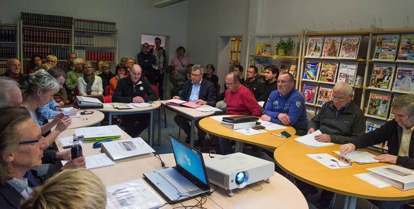 Die Zukunft der Bibliothek bewegt viele Einwohner Naumburgs, entsprechend gut besucht ist die Rats-Ausschusssitzung in deren Lesesaal.