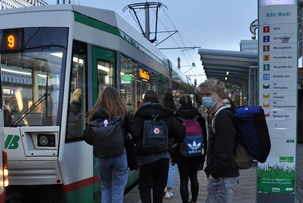 Schüler gehen in Magdeburg zur Straßenbahn. Für sie sollte das Gratis-Ticket ab Herbst 2021 in Magdeburg gelten.