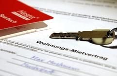 Der Vermieter verlangt in der Regel die Zahlung einer Kaution - das Geld darf er aber nicht in die eigene Tasche stecken, sondern muss es anlegen. (Foto: dpa)
