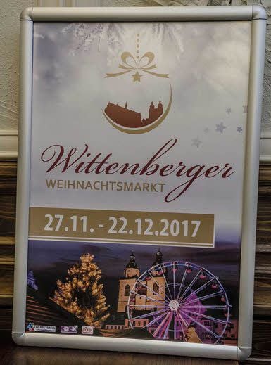 Das ist ’ne Marke. Der Markt hat ein Logo, hier als Plakat, es gibt auch Karten.