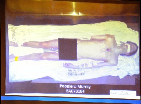 Ein Foto von Michael Jacksons Körper wird im Prozess gegen Dr. Conrad Murray in Los Angeles an die Wand projiziert. (FOTO: DPA)