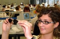 Franziska Buchien ist am Donnerstag (15.04.2004) mit der Endkontrolle einer Sonnenbrille in der Brillenfertigung des Produktions- und Logistikzentrums der Fielmann AG im brandenburgischen Rathenow beschäftigt. (Foto: dpa)