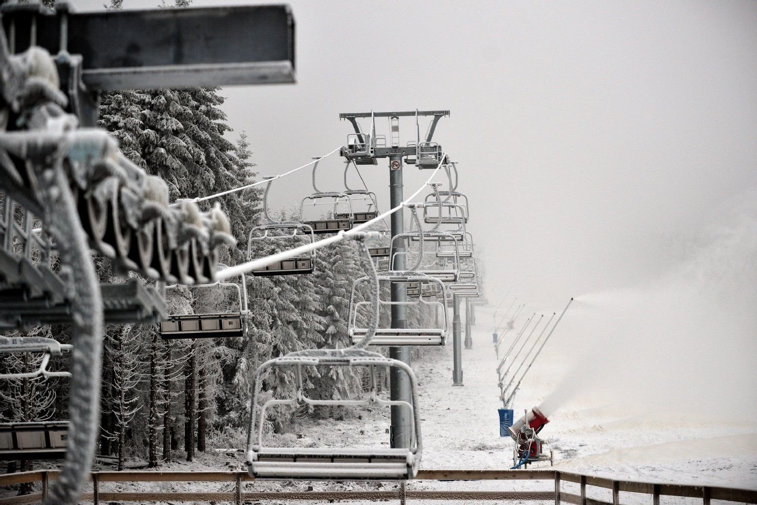 Die neue Skipiste "Sonnenhang" mit dem neuen Hexenritt-Sessellift wird am am Wurmberg in Braunlage (Niedersachsen) mit Kunstschnee beschneit.
