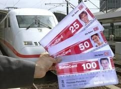 Das Bild zeigt die drei bisher gültigen Bahncard 25, Bahncard 50 und Bahncard 100. (Archivfoto: dpa)