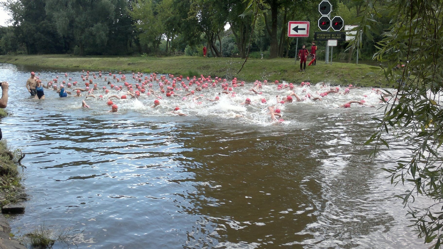 Die Saale war voll. Teilnehmerrekord beim Saaleschwimmen in Halle.