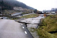 Das Bild zeigt die auf rund 500 Meter eingestürzte Fahrbahn der E6 bei Munkedal im Westen von Schweden. (Foto: dpa)