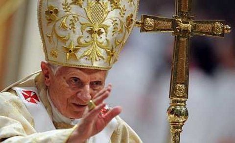 Der Papst bei der Mitternachtsmesse. Er betet an Weihnachten vor allem für Frieden im Nahen Osten (FOTO: DPA)
