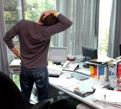 Zwischendurch aufstehen und sich dehnen: Wer im Büro regelmäßig Übungen macht, beugt Rückenschmerzen vor. (Foto: dpa)