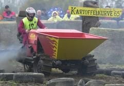 Auf einer Motorsportveranstaltung der etwas anderen Art fährt Daniel Hoffmann aus Sachsen am Sonntag (24. Oktober 2004) mit seinem 8,5-PS-Dumper. Der Muldenkipper, gebaut zu DDR-Zeiten im VEB Eisenbau Wölkau bei Leipzig, erreicht eine Höchstgeschwindigkeit von 26 Stundenkilometern. (Foto: dpa)
