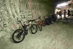 Mountainbikes stehen vor dem Start zum 21. Extrem Mountainbike-Rennen im Bergwerksschacht «Glück Auf» in Sondershausen bereit. (Foto: ddp)