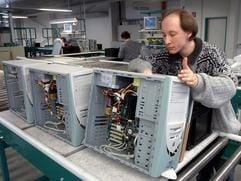 Schichtleiter Steffen Hölzel überprüft Komponenten der neuesten PC-Generation, des «Lintec Inividual», vom Computerhersteller «Lintec» in Taucha bei Leipzig. (Foto: dpa)