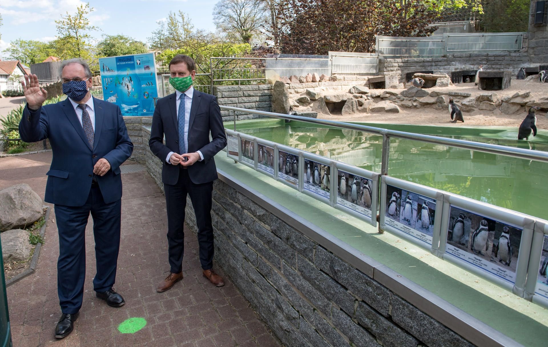 Reiner Haseloff (CDU, l.), Ministerpräsident von Sachsen-Anhalt, und Michael Kretschmer (CDU), Ministerpräsident von Sachsen, unterhalten sich nach einer Pressekonferenz im Bergzoo in Halle/Saale vor der Pinguin-Anlage.
