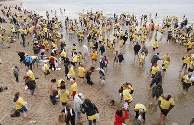 Teilnehmer des Guinness-Rekords im Wassertreten laufen im Wasser am Strand des Seebades Zinnowitz. (FOTO: DPA)