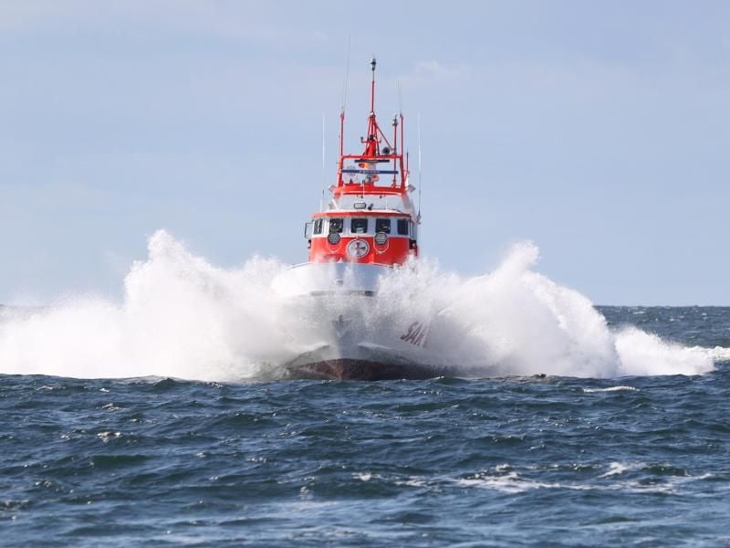 Ein Rettungskreuzer fährt im Rahmen einer Rettungsübung auf der Ostsee. Foto: Danny Gohlke/dpa/Symbolbild