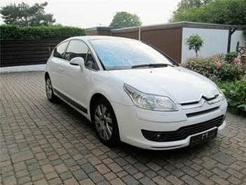 Solch ein weißer Pkw Citroen C4 wurde beschädigt.