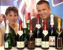 Rotkäppchen-Chef Gunter Heise und Mitarbeiterin Nancy Boy Manager mit der Sekt-Familie des Unternehmens, zu der auch die nicht im Foto zu sehende Premium-Marke Geldermann gehört. (Foto: dpa)(Foto: dpa)