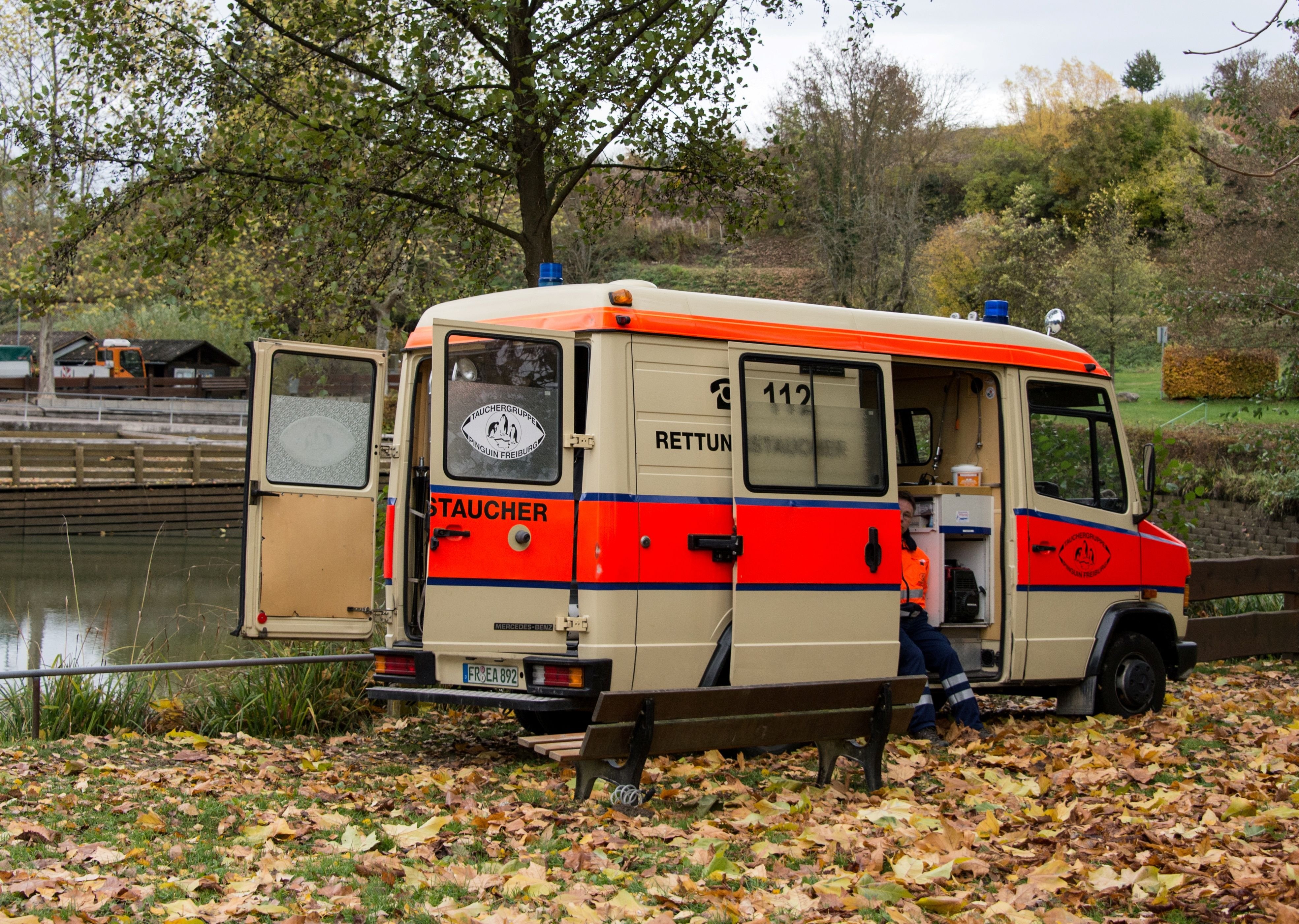 Ein Spezialfahrzeug von Rettungstauchern steht in Endingen (Baden-Württemberg) an einem See.