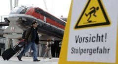 Ein originalgetreues Modell des Transrapid steht am Donnerstag am Terminal 2 auf dem Münchner Flughafen (Oberbayern). Die geplante Strecke zwischen dem Hauptbahnhof und dem Flughafen in München wird nicht gebaut. Hintergrund ist eine Kostenexplosion auf bis zu 3 Milliarden Euro. (Foto: dpa)