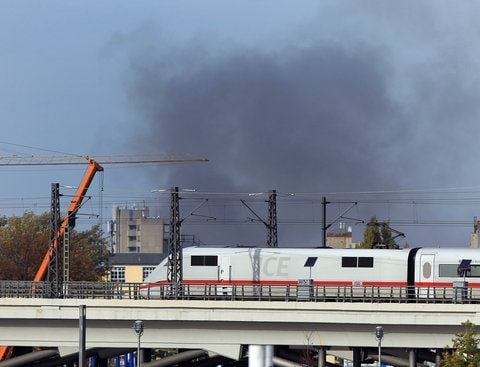 Im Stadtteil Reinickendorf brennt eine Lagerhalle für Teppiche. Auch aus weiter Entfernung waren die dunklen Rauchwolken zu sehen. (FOTO: DPA)