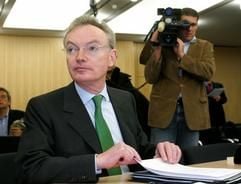 Der frühere Mannesmann-Chef Klaus Esser sitzt am Freitag (21.10.2005) in einem Verhandlungssaal des Bundesgerichtshofes (BGH) in Karlsruhe. Der BGH überprüft die Freisprüche für Esser und fünf weitere Angeklagte im Mannesmann-Prozess. (Foto: dpa)