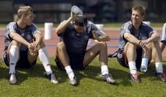 Der deutsche Nationalspieler Kevin Kuranyi (M) gießt sich am Freitag (02.06.2005) beim Training der DFB-Mannschaft in München Wasser über den Kopf. Lukas Podolski (l) und Thomas Hitzlsperger sehen zu. (Foto: dpa)