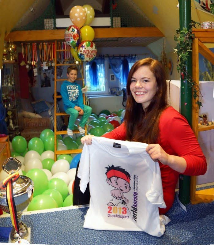 Marie-Josefine Richter, hier mit dem Teilnehmer-T-Shirt, schied gegen die später Vizeweltmeisterin aus. Bei der Rückkehr war ihr Zimmer mit Luftballons geschmückt. Bruder Leon möchte mal in ihre Fußstapfen treten.