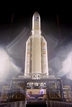 Die europäische Trägerrakete Ariane 5 auf der Startplattform (Foto: dpa)