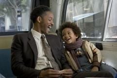 Obwohl er viele Sorgen hat, gelingt es Chris Gardner (Will Smith), in dem neuen Kinofilm «Das Streben nach Glück» seinen Sohn Christopher (Jaden Christopher Syre Smith) etwas aufzuheitern. (Foto: dpa)