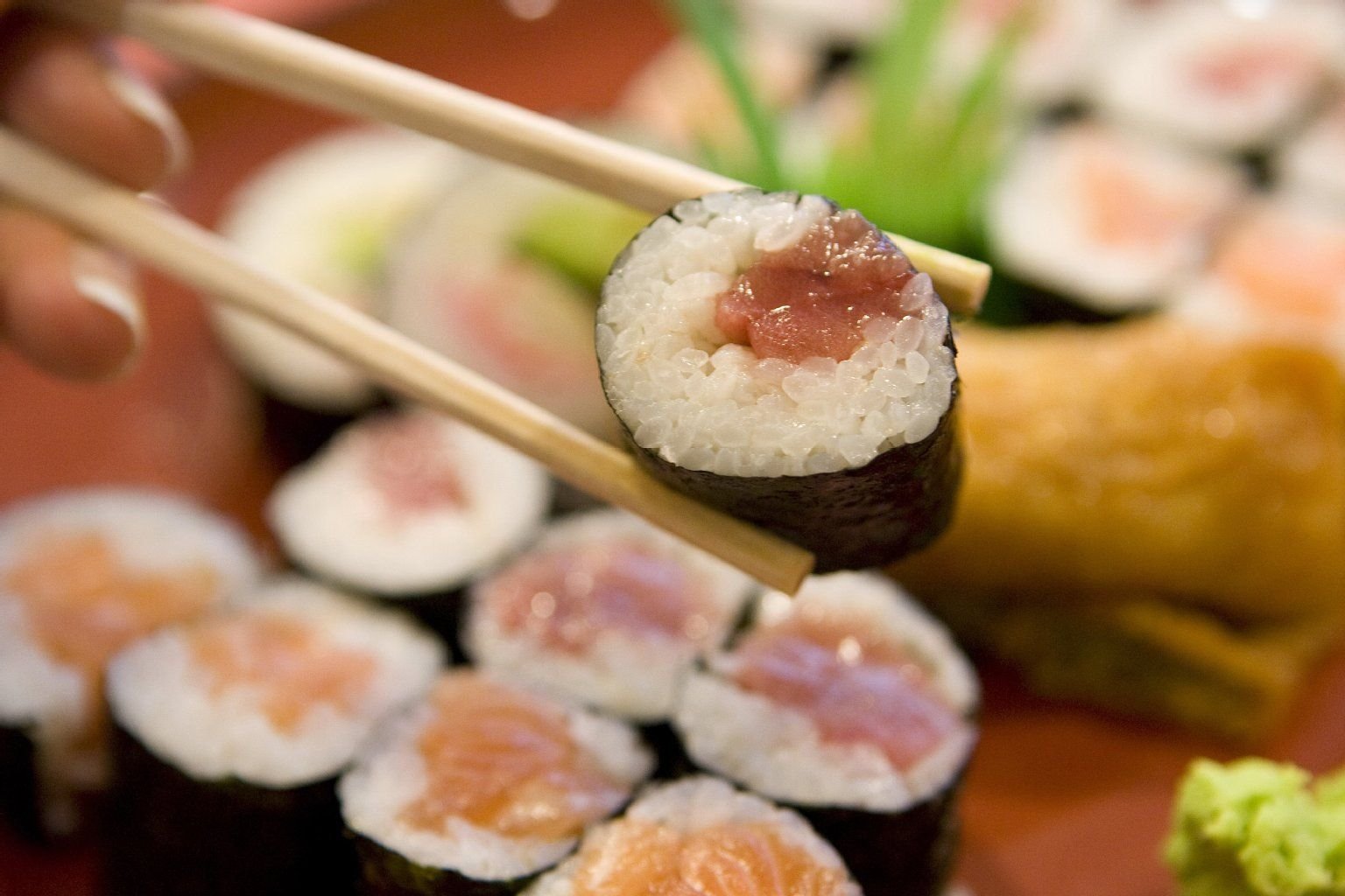 Laut der Umfrage wird Sushi besonders gerne bei Dramaserien verspeist. (Symbolbild)
