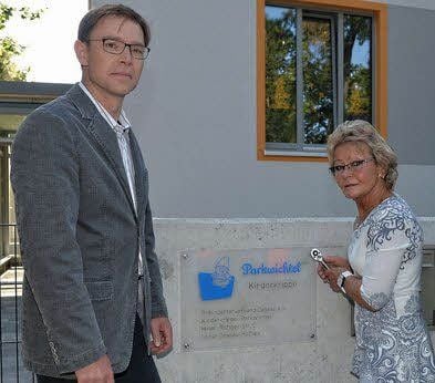 Das Namensschild wird angebracht.