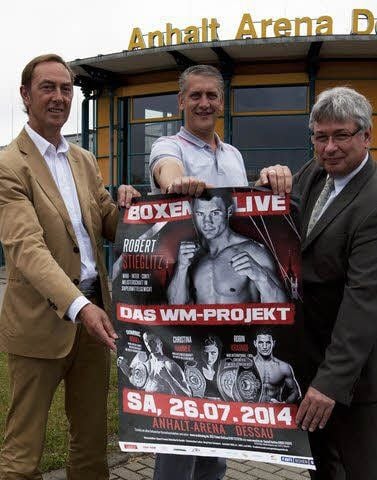 Ralf Hirsch, Ulf Steinforth und Peter Kuras (von links) freuen sich auf eine besondere Box-Nacht in der Anhalt-Arena am 26. Juli.