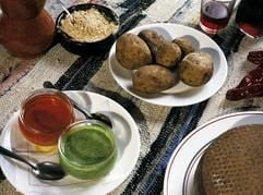 Einfach, aber lecker: Die kanarischen Kartoffeln werden auf La Gomera ungeschält gegessen. (Foto: dpa)