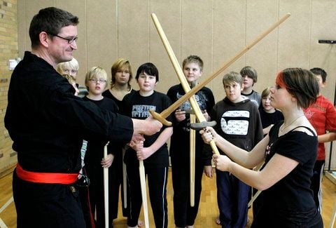 Sportlehrer Gerald Goetz (l.) trainiertin Tecklenburg während der Sportstunde der Hauptschule des Ortes mit seinen Schüern die Kunst des Schwertkampfes. (FOTO: DAPD)