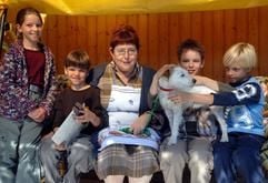 Am Drehort der Kinder-Serie «Zehn Gebote» in Weimar-Schöndorf sitzen Hildegard Alex als Oma Hilde Krüger (M.) und die Filmkinder Lisanne Frontzek, Adrian Frontzek, Max Schäfer und Phillip Saß (v. l.) bei den Dreharbeiten zum 8. Gebot «Du sollst nicht falsch Zeugnis reden wider deinen Nächsten». (Archivfoto: dpa)