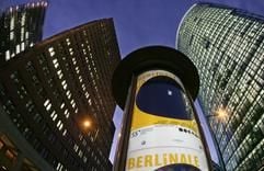 Der Autokonzern Daimler will 19 Gebäude am Potsdamer Platz in Berlin an die Skandinaviska Enskilda Banken (SEB) verkaufen. (Archivfoto: dpa)