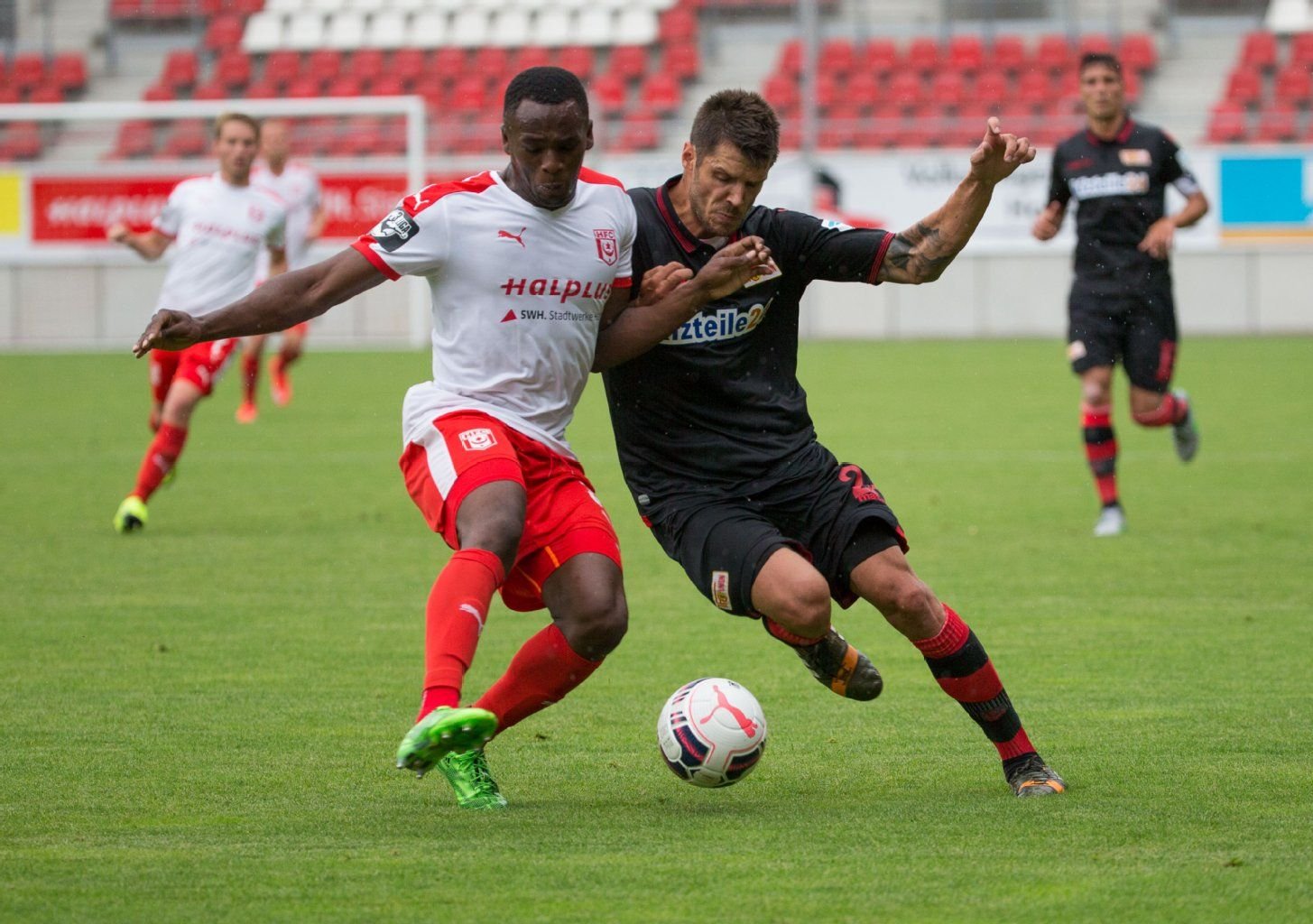 Osayamen Osawe (l.) im Zweikampf mit Unions Abwehrspieler Christopher Trimmel