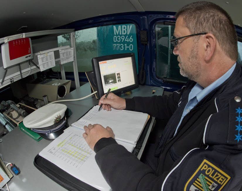 Polizeihauptmeister Gerhard Meyer verfolgt auf dem Bildschirm, wie viele Autofahrer über der zulässigen Höchstgeschwindigkeit liegen.
