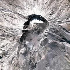 Blick aus dem All: Mit dem Ausstoß einer großen Dampfwolke hat sich der Vulkan Mount St. Helens im US-Staat Washington erneut geregt. Doch es war nicht die angekündigte größere Eruption, die von Wissenschaftlern nach zahlreichen Erdbeben erwartet wurde. Die aus Wasserdampf bestehende Wolke zog drei Kilometer hoch in den Himmel. (Foto: dpa)
