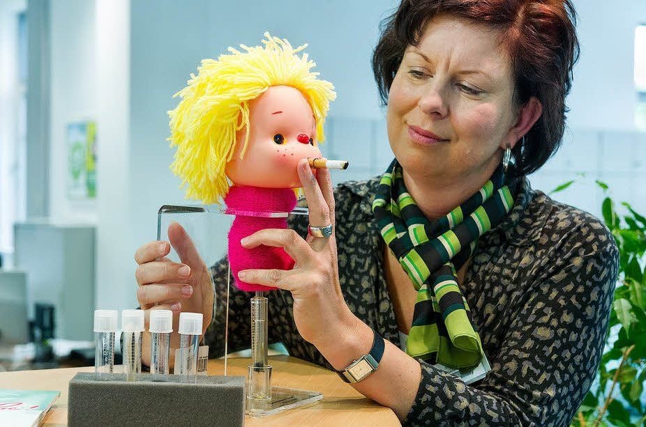 Beraterin Heike Albinsky mit der Raucherpuppe „Smokey Sue“