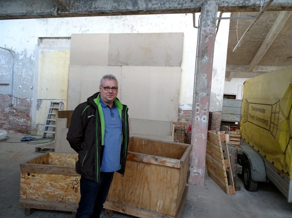 Theodor Dannenberg steht hier in der vom Brand vor einem Jahr arg in Mitleidenschaft gezogenen Halle.