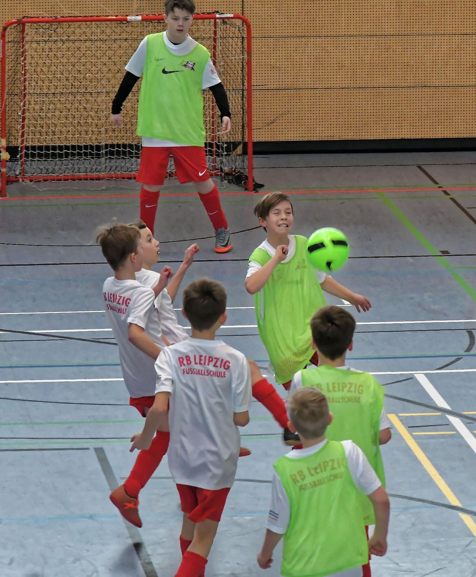 In der Sporthalle des Berufsschulzentrums rollen seit Montag die Bälle - 50 Kinder machen mit beim Feriencamp der RB-Fußballschule.