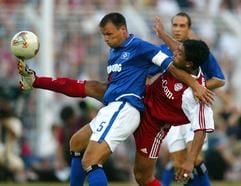 Liga-Pokal, FC Bayern München - Hamburger SV am Dienstag (22.07.2003) im Jenaer Ernst-Abbe Stadion: Der Münchner Giovane Elber (r) spielt gegen den Hamburger Nico-Jan Hoogma. (Foto: dpa)