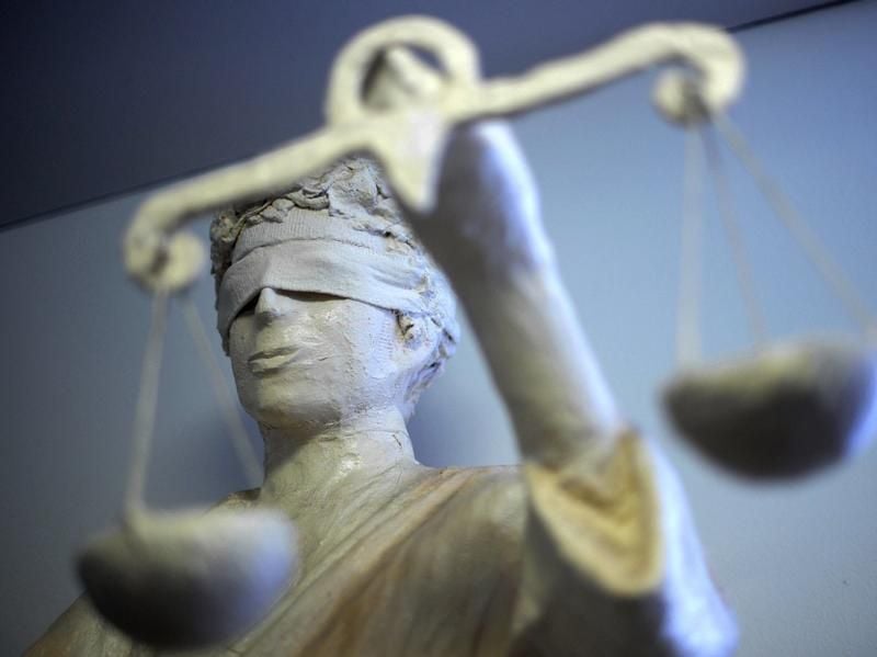 Statue der Justitia, der römischen Göttin der Justiz und der Gerechtigkeit.