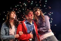 Filmszene aus «Final Destination 3». Schülerin Wendy (Mary Elizabeth Winstead, r) hat böse Vorahnungen, als sei mit Freunden in der Schlange einer Achterbahn steht. (Foto: dpa)