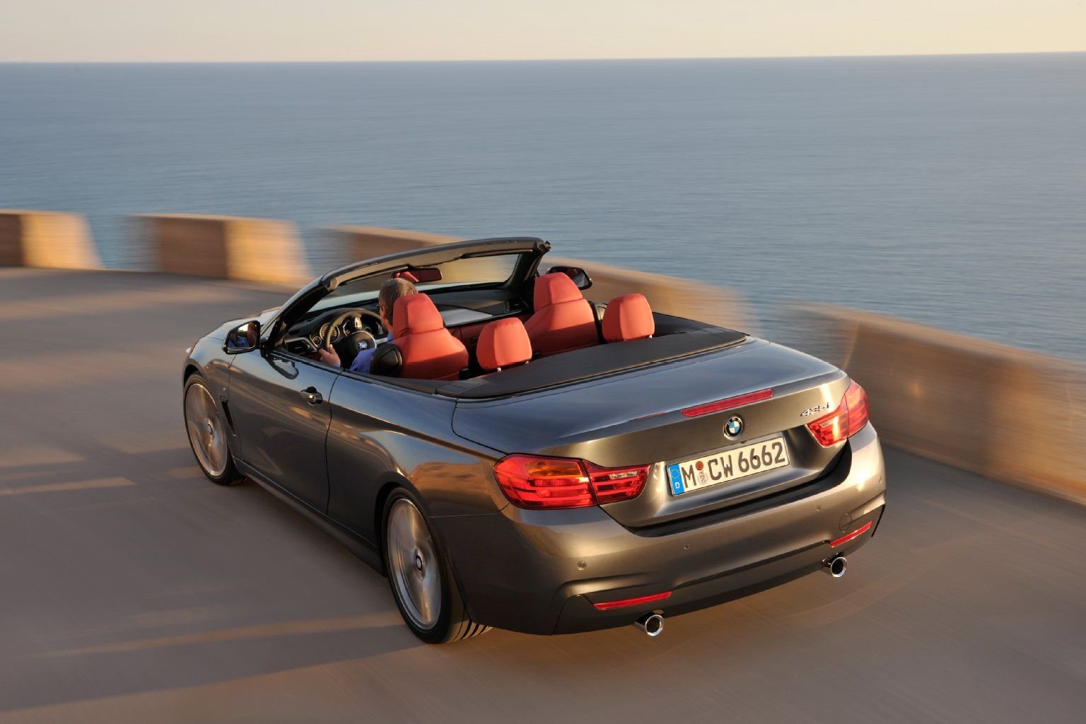 Zur Markteinführung des BMW 4er Cabrios stehen ein Reihen-Sechszylinder-Benziner (435i) mit 306 PS, ein Vierzylinder-Benziner (428i) mit 245 PS und ein Vierzylinder-Diesel (420d) mit 184 PS zur Wahl.