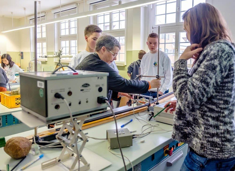 Im Physikkabinett der Schule wurde eifrig experimentiert.