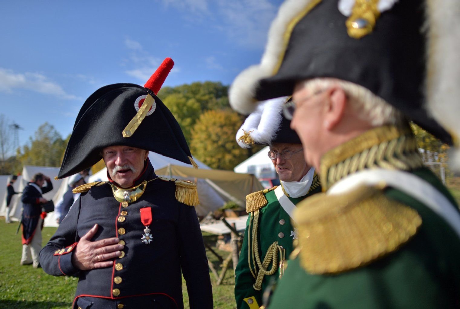 In der Uniform der französischen Artillerie unterhält sich Dietmar Hiller (l) am Donnerstag mit Teilnehmern eines historischen Biwaks in Leipzig-Dölitz. Leipzig erinnert in diesen Tagen an die Völkerschlacht vor 200 Jahren.