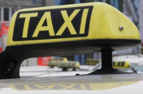 Das Schild eines Taxis. (FOTO: DPA)