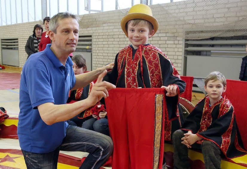 Gezaubert wird beim Seydaer Projektzirkus in der Gruppe. Ralf Polzin verrät hier dem Nachwuchsmagier Fabian (zweite Klasse) ein paar Tricks.