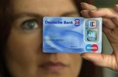 Er galt in den vergangenen Jahren als Garantfür Kreditwürdigkeit: Ludwig van Beethoven, dessen Kopf als Hologrammdie EC-Karten zierte. Doch neu ausgegebene Karten verzichten seitJuli zumeist auf den markanten Musikerkopf und oft sogar auf dasEC-Logo (Foto: dpa)